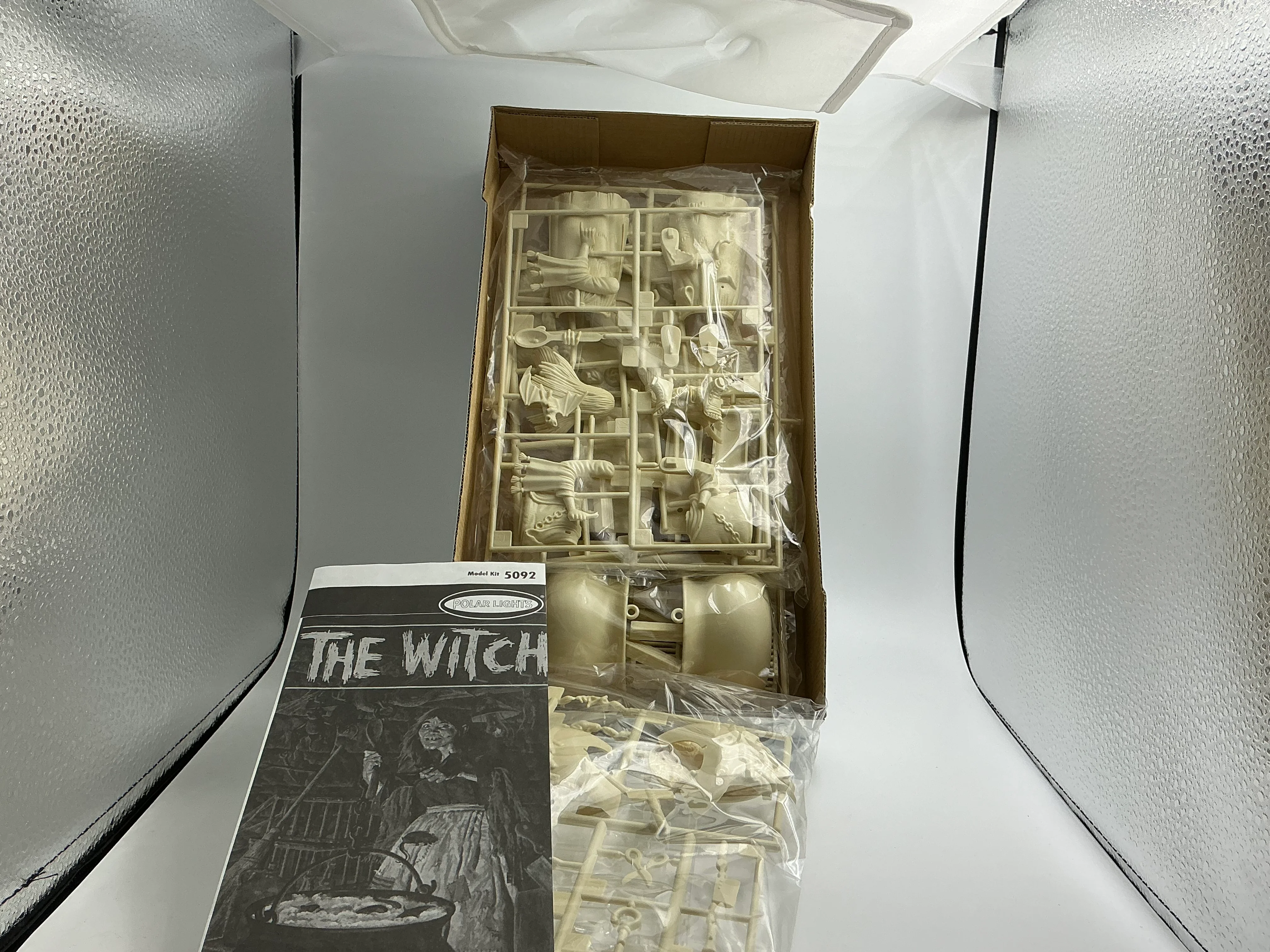 The Witch : Aurora Repro Polar Lights Model RARE Open / Complete - Image 3